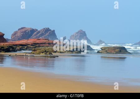 Schöner Strand Landschaft mit großen roten Felsen Stockfoto