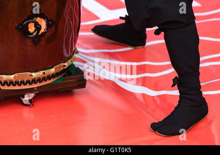 Der japanische Künstler spielen auf traditionellen Taiko-Trommeln Stockfoto