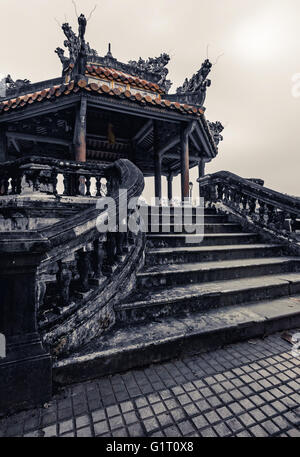 Alten vietnamesischen Tempel mit Drachen an der Spitze Stockfoto