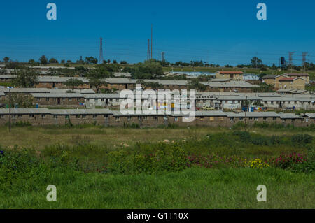 Die Johannesburg Vorort von Soweto ist eine Mischung aus neuen Gaststätten und schlechten Wohnungen Stockfoto