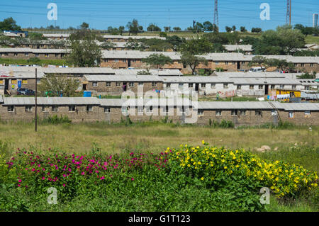 Die Johannesburg Vorort von Soweto ist eine Mischung aus neuen Gaststätten und schlechten Wohnungen Stockfoto