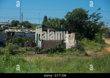Die Johannesburg Vorort von Soweto ist eine Mischung aus neuen Gaststätten und schlechten Wohnungen Stockfoto