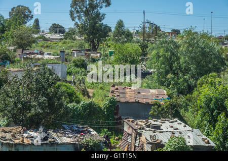 Die Johannesburg Vorort von Soweto ist eine Mischung aus neuen Gaststätten und schlechten Wohnungen Stockfoto