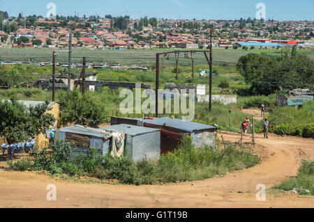 Die Johannesburg Vorort von Soweto ist eine Mischung aus neuen Gaststätten und schlechten Wohnungen Stockfoto