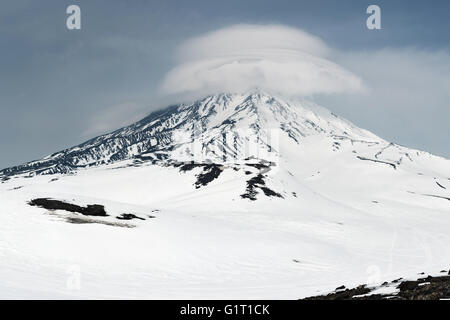 Winterliche Berglandschaft von Kamtschatka: Ansicht der aktiven Koryaksky Vulkan (Koryakskaya Sopka) und schöne Wolken Stockfoto