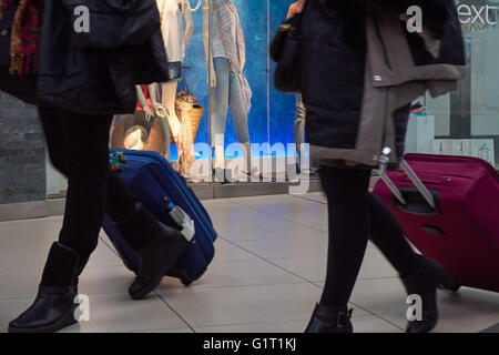 Passagiere am Flughafen London-Stansted, England, Vereinigtes Königreich Großbritannien Stockfoto