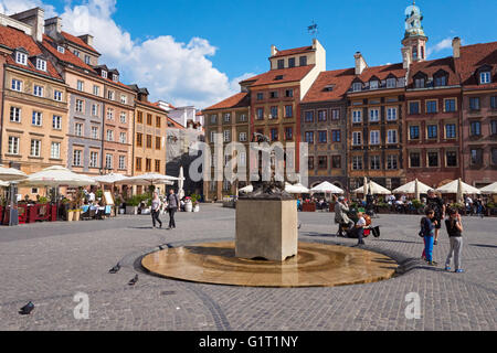 Die Meerjungfrau-Brunnen in der Mitte auf dem Altstädter Ring in Warschau, Polen Stockfoto