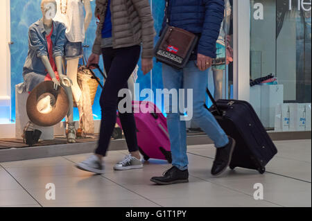 Passagiere am Flughafen London-Stansted, England, Vereinigtes Königreich Großbritannien Stockfoto