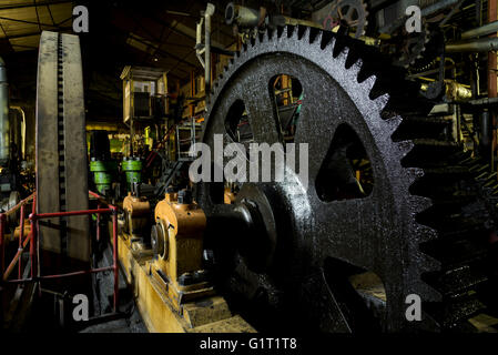 Riesigen Zahnrad in große Industriehalle Stockfoto