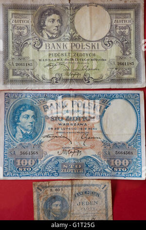 100 und 500 polnische Zloty Banknoten von 1919 im Diözesanmuseum in Plock, Polen Stockfoto