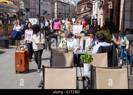 Menschen sitzen vor Restaurant auf Nowy Swiat-Straße in Warschau, Polen Stockfoto