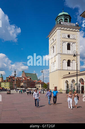 Der Glockenturm der Kirche St. Anna in der Krakowskie Przedmiescie Street, Warschau, Polen Stockfoto