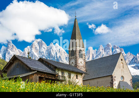 St. Magdalena im Villnößtal Villnoesser Tal unter den Geislerspitzen Geisler Spitzen Stockfoto