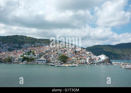 Blick vom Meer von Skopelos-Stadt, Skopelos Insel in der Inselgruppe der Sporaden, Griechenland Stockfoto