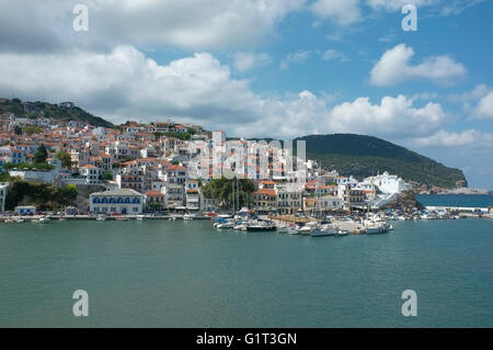 Blick vom Meer von Skopelos-Stadt, Skopelos Insel in der Inselgruppe der Sporaden, Griechenland Stockfoto