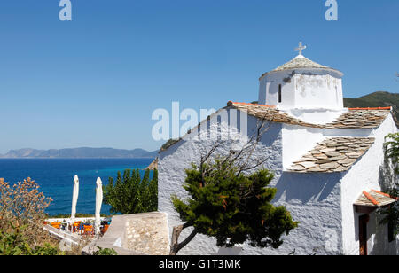 Skopelos, Griechenland, in den nördlichen Sporaden Insel Gruppe, typische weiße Kirche Stockfoto