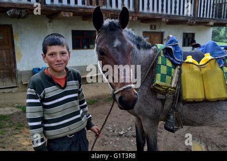 Transport von Milch in Pulun "Las Huaringas" - HUANCABAMBA... Abteilung von Piura. Peru Stockfoto