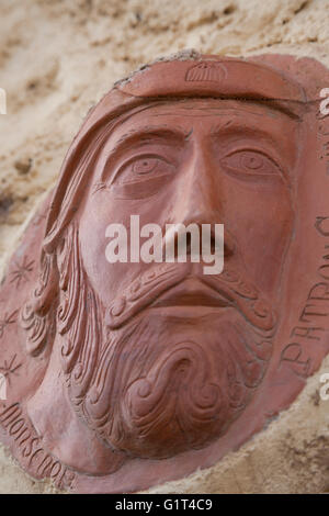 Villar de Mazarife, Spanien: Terrakotta-Relief des St. James das große in das ehemalige Wohnhaus des Künstlers Luis López Casado. Stockfoto