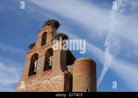 Villar de Mazarife, Spanien: Glockenturm der Pfarrkirche von Villar de Mazarife. Oben auf dem Glockenturm sind die Storchennester. Stockfoto