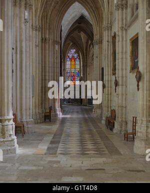 Sonne strahlt durch 13. Jahrhundert Glasmalerei auf den Gang Säulen der Abbaye De La Trinite in Vendome. Stockfoto