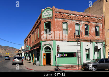 Jerome, AZ, USA - 24. Februar 2016: Main Street in Jerome mit dem historischen Hotel Connor und Caduceus-Keller. Stockfoto