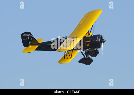 Airplane Vintage WWII Doppeldecker Propellerflugzeug fliegen auf 2016 Flugzeuge der Ruhm Air Show in Kalifornien Stockfoto