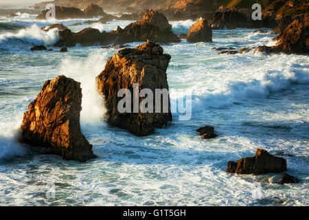 Abendlicht taucht die stampfenden Brandung gegen Offshore-Meer-Stacks im Garrapata State Park in Big Sur Küste Kaliforniens. Stockfoto