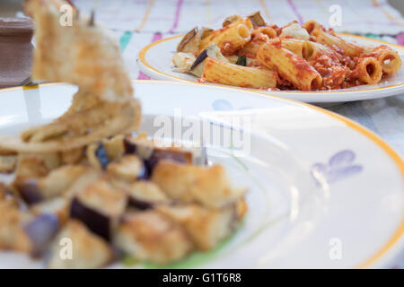 Pasta Alla Norma mit Auberginen im Vordergrund Stockfoto