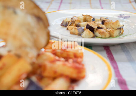 Pasta Alla Norma mit Auberginen im Vordergrund Stockfoto