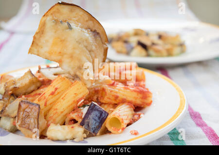 Pasta Alla Norma mit Auberginen im Vordergrund Stockfoto