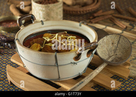 Gaeng hängen legen. Nördlichen Thai Schweinefleisch Curry. Thailand Essen Stockfoto