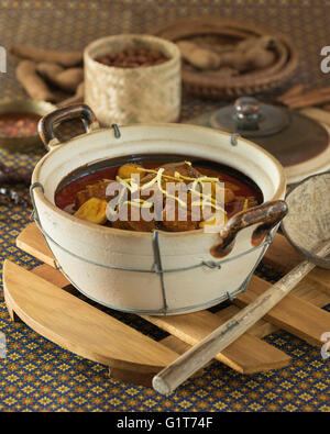 Gaeng hängen legen. Nördlichen Thai Schweinefleisch Curry. Thailand Essen Stockfoto