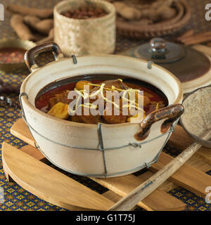 Gaeng hängen legen. Nördlichen Thai Schweinefleisch Curry. Thailand Essen Stockfoto