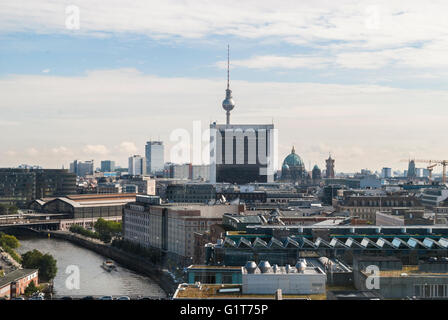 Blick auf Berlin vom Reichstag an der Spree im Vordergrund Stockfoto