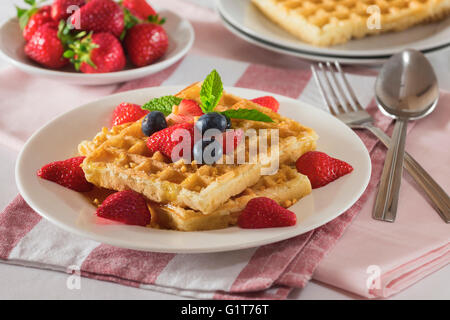 Belgische Waffeln Gaufres Bruxelloises. Belgien-Essen Stockfoto