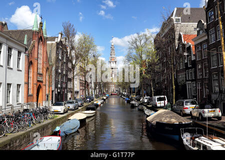 Blick über den Groenburgwal Kanal in Richtung der Zuiderkerk in der Innenstadt von Amsterdam, Niederlande, Europa. Stockfoto