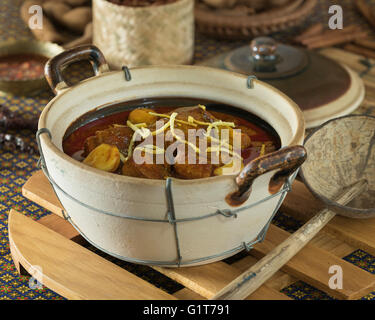 Gaeng hängen legen. Nördlichen Thai Schweinefleisch Curry. Thailand Essen Stockfoto