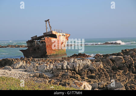 Ein Schiffswrack am Kap Agulhas, der südlichsten Spitze des afrikanischen Kontinents, wo Atlantik und im Indischen Ozean treffen. Stockfoto