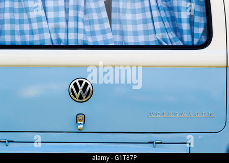Blauen VW Volkswagen Camper van Heck Stockfoto