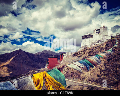 Leh Gompa und Windpferd Gebetsfahnen. Leh, Ladakh, Indien Stockfoto