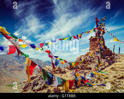 Buddhistische Gebetsfahnen im Himalaya Stockfoto