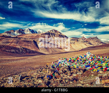 Buddhistisches Gebet Fahnen Windpferd im Gebirgspass im Himalaya Stockfoto