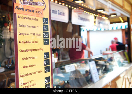 Fast Food Berlin-Stil. Berliner Oktoberfest in Berlin, ist ähnlich wie sein "großer Bruder in München" läuft im September und Oktober Stockfoto