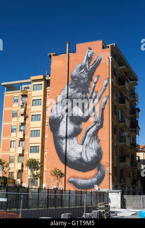 Eine Wandbild mit einem riesigen Wolf gemalt auf der Seite einen Wohnblock in Testaccio-Viertel von Rom Stockfoto