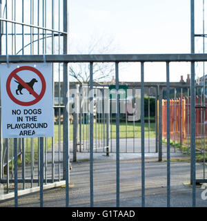 Keine Hunde auf dem Spielplatz Stockfoto