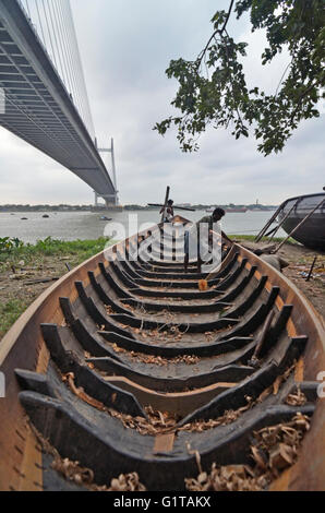 Bau eines traditionellen schmuddeligen Bootes verwendet von den lokalen Fischern zum Angeln im Fluss Hooghly, Kolkata, Westbengalen, Indien Stockfoto