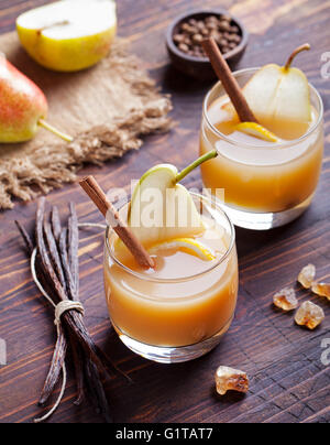 Birne Glühwein Apfelwein mit Vanille und Zimt-Sticks auf einem hölzernen Hintergrund Stockfoto