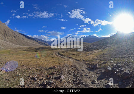 Trekking Trail, Chandratal oder Moon Lake, dem Gletschersee ist die Quelle des Flusses Chenab, Lahaul und Spiti, Indien Stockfoto