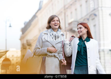 Lächelnde Frauen Einkaufstaschen in Stadt Stockfoto