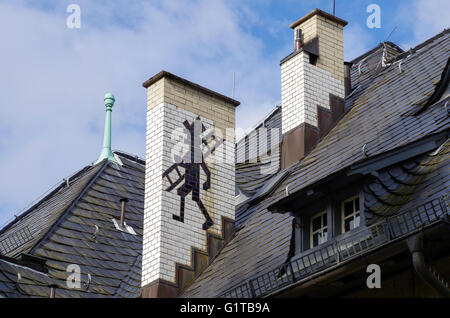 Ein Schornsteinfeger gezeichnet auf den Schornstein in Baden-Baden, Deutschland Stockfoto